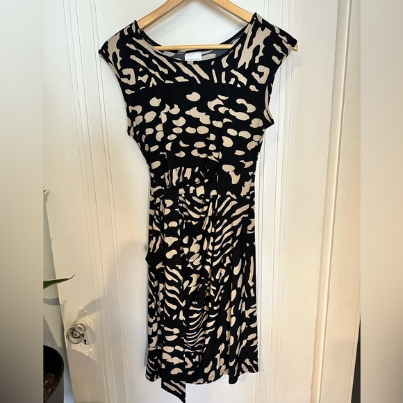 Motherhood Maternity size small Black and Tan Dotted Speckle Dress w/ Tie Front - Picture 2 of 16